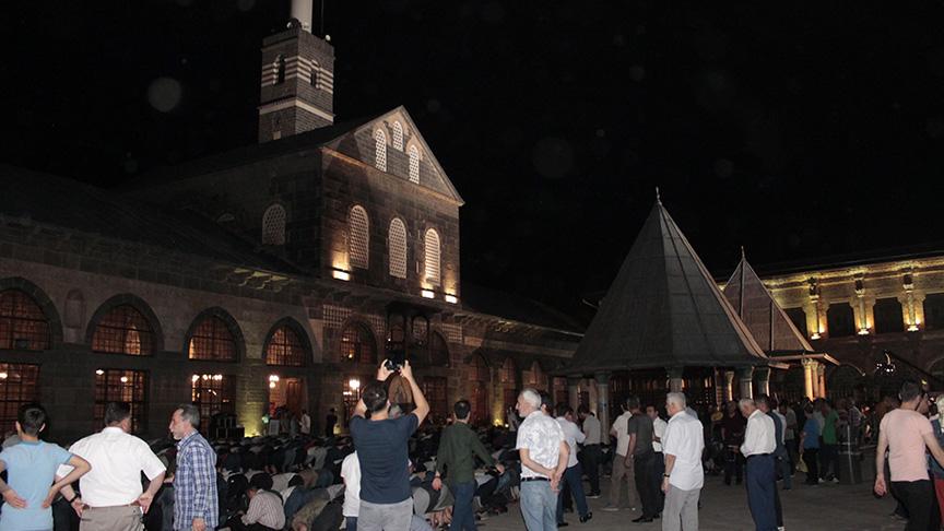 Diyarbakır’da  taraihi Ulu Camii, Kadir Gecesi’nde doldu taştı  