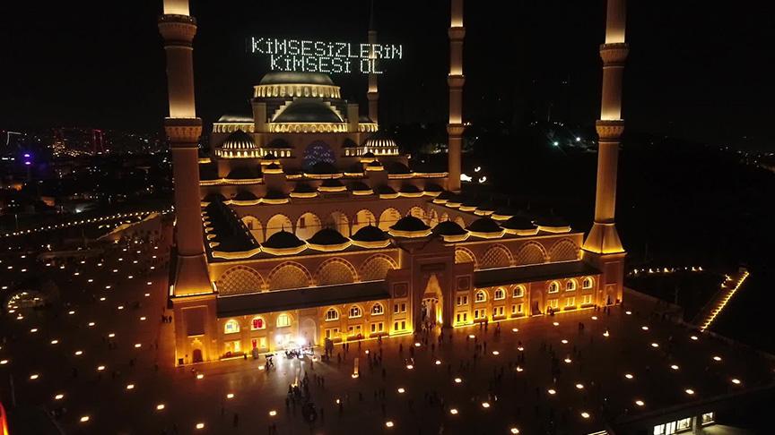 Kadir Gecesi'nde vatandaşlar Büyük Çamlıca Camii'ne camiye akın etti