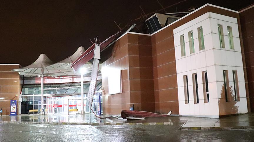 Erzincan'da otobüs terminalinin çatısı uçtu
