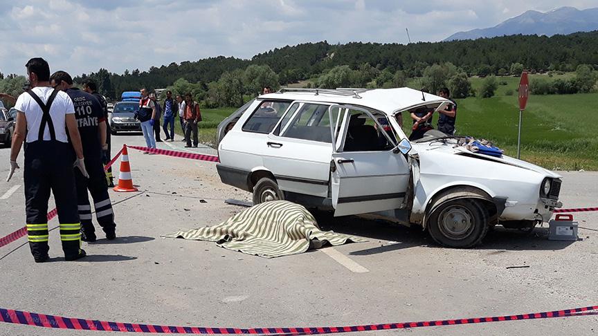 Kütahya'da iki otomobil çarpıştı: 2 ölü, 2 yaralı