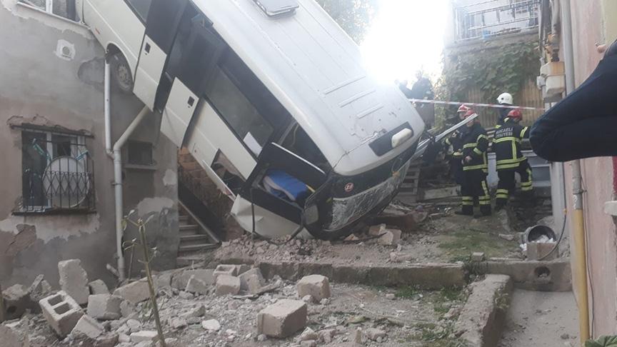 Yolcu minibüsü, iki bina arasındaki boşluğa uçtu: 12 yaralı