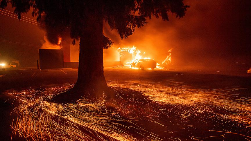 California'daki orman yangını Paradise kasabasını harabeye çevirdi