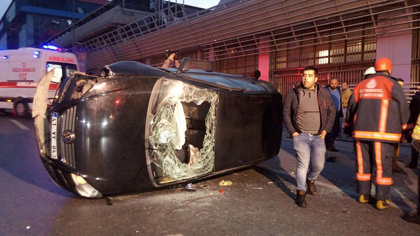 Ankara'da otomobil, bariyerlere çarpıp, takla attı: 3 yaralı
