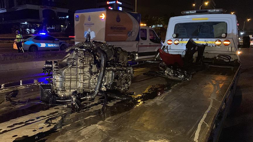 Maltepe'de otomobil direğe çarptı: biri ağır, 2 yaralı
