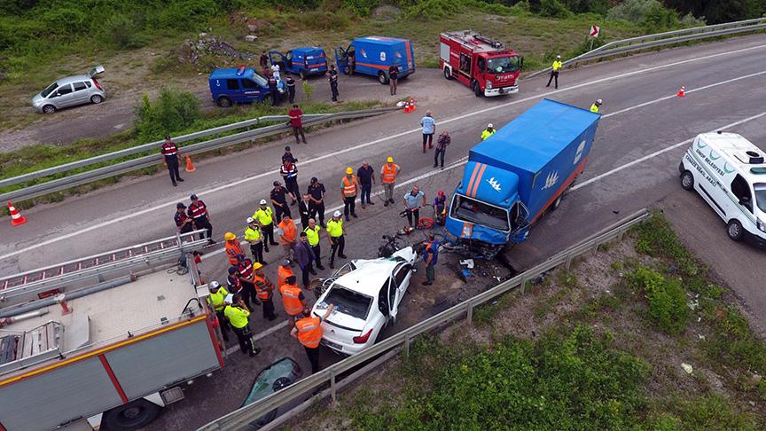 Sinop’ta kargo kamyonu ile otomobil kafa kafaya çarpıştı: 2 ölü, 1 yaralı   