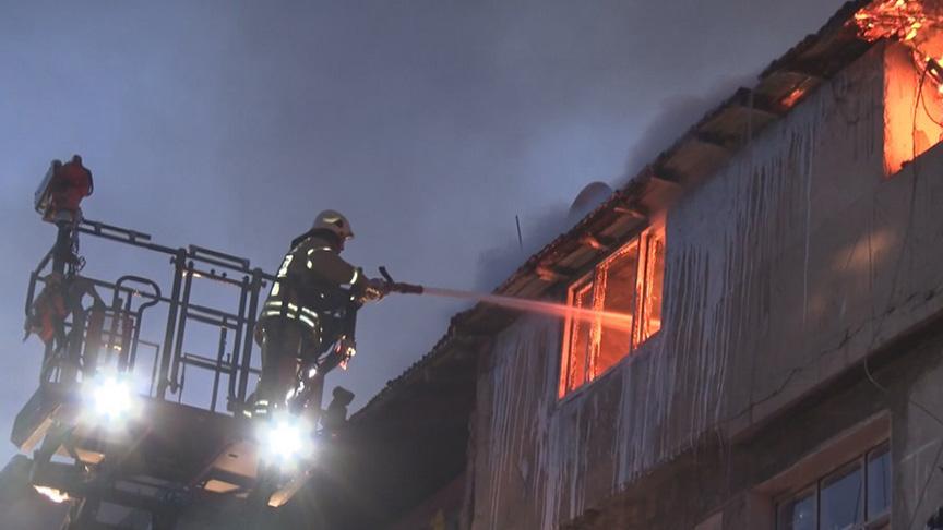 Gaziosmanpaşa'da 4 katlı binada çıkan yangın mahalleliyi sokağa döktü