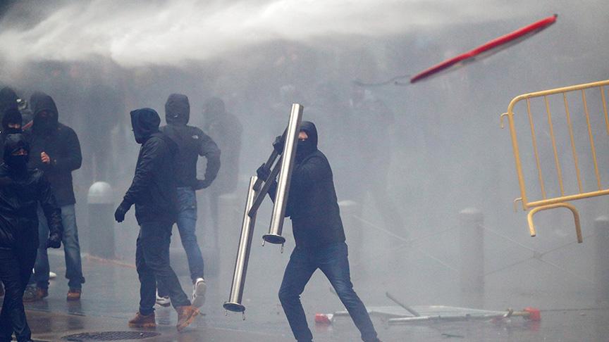 Belçika polisinden göstericilere aşırı güç 