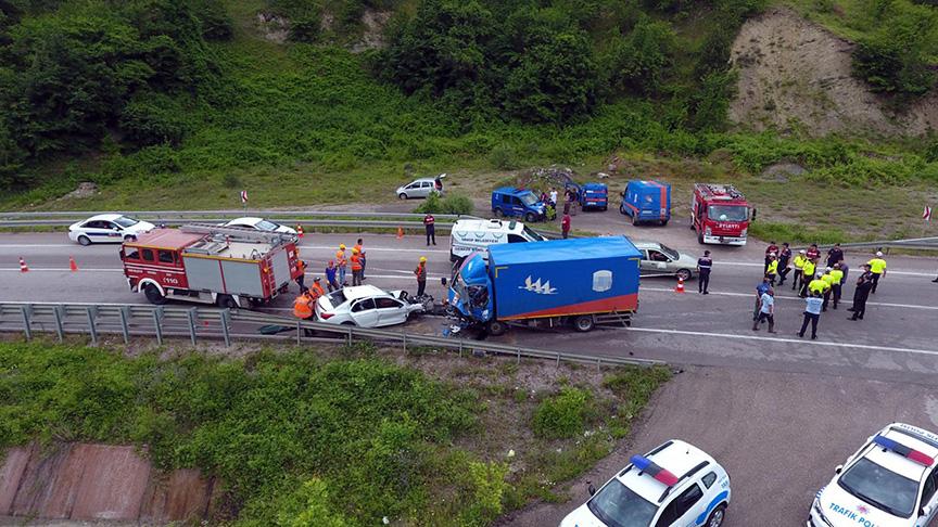 Sinop’ta kargo kamyonu ile otomobil kafa kafaya çarpıştı: 2 ölü, 1 yaralı   