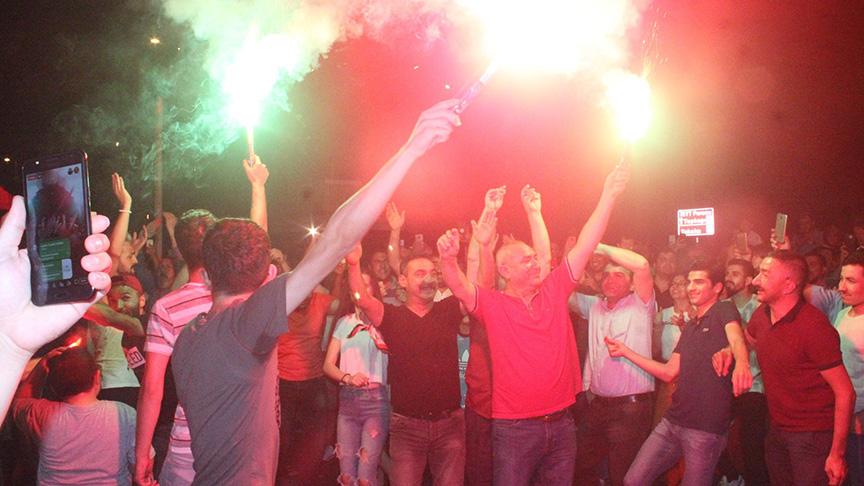 Servisçilerden İBB önünde 'tahdit kararı' kutlaması