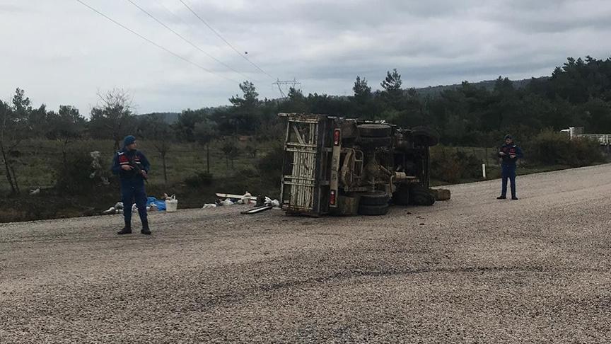 Tarım işçilerini taşıyan kamyon devrildi: 30 yaralı  