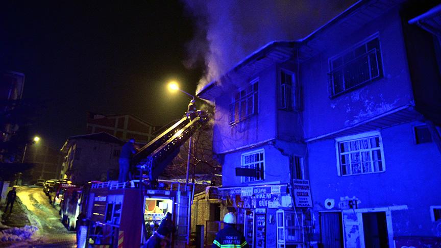 Tokat'ta bir yerel gazetede dağıtım görevlisi olarak çalışan kişi, 2 çocuğu yangından kurtardı.