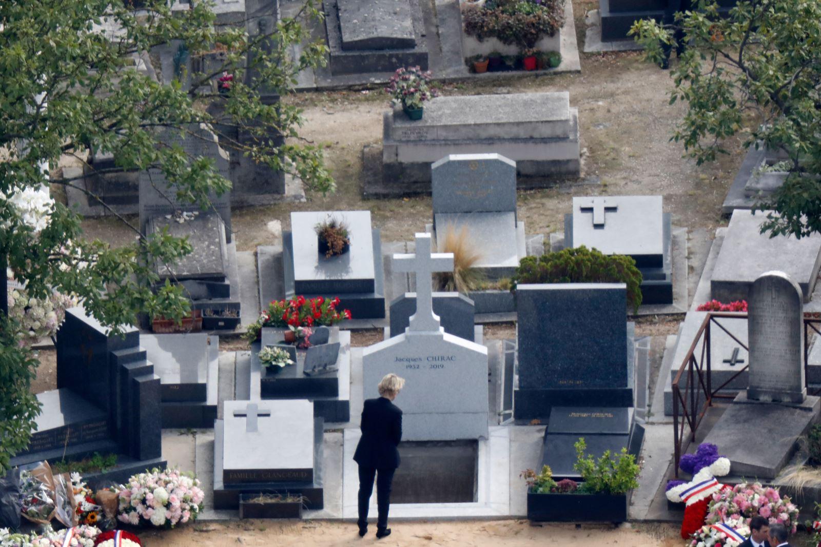 Похоронен во франции. Могила Жака Ширака. Франсуа Миттеран могила. Франсуа Миттеран похороны.