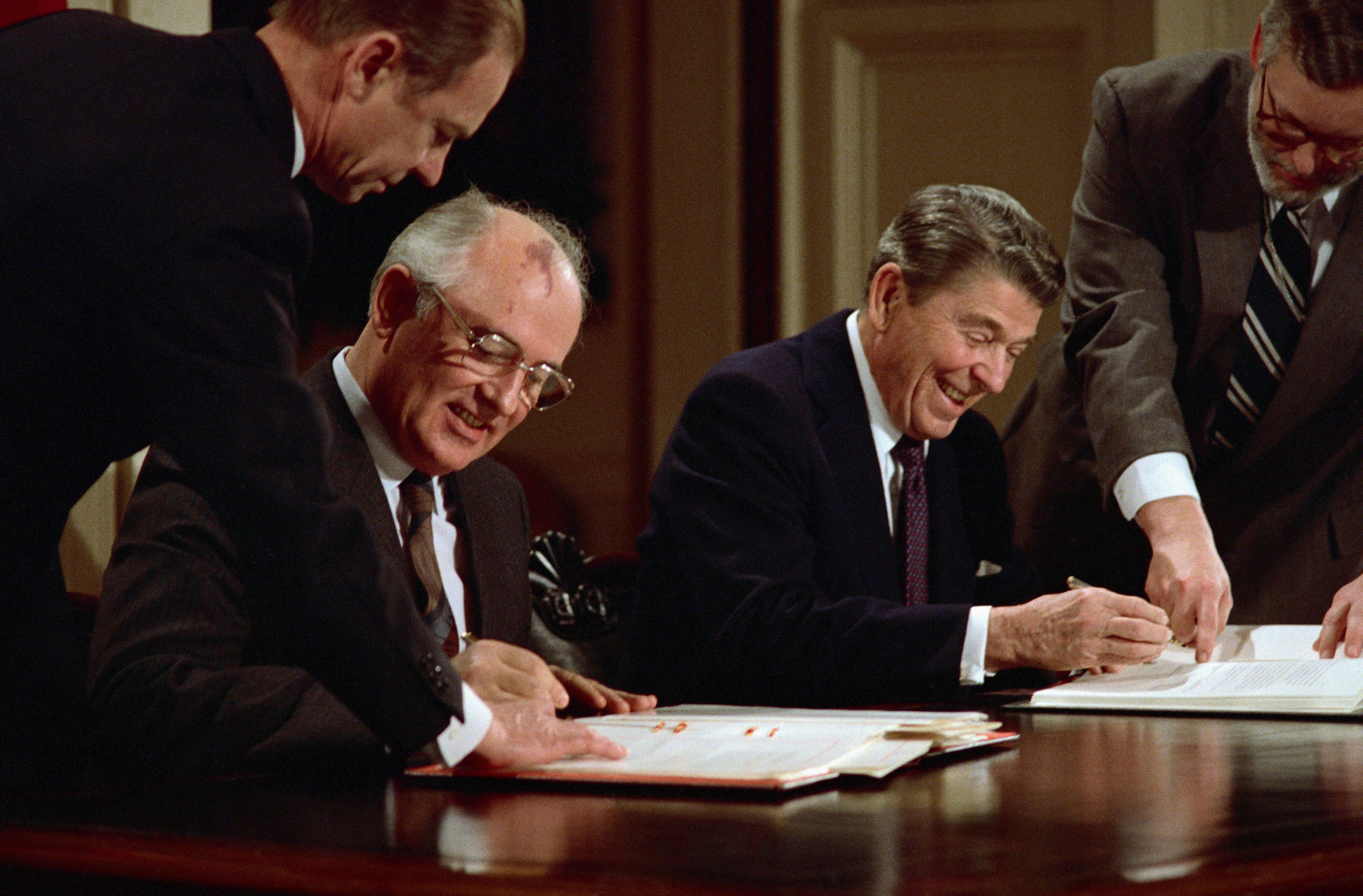 Запись переговоров немецких. Рейган Горбачев Вашингтон 1987. В 1987 Рейган и Горбачев подписали.