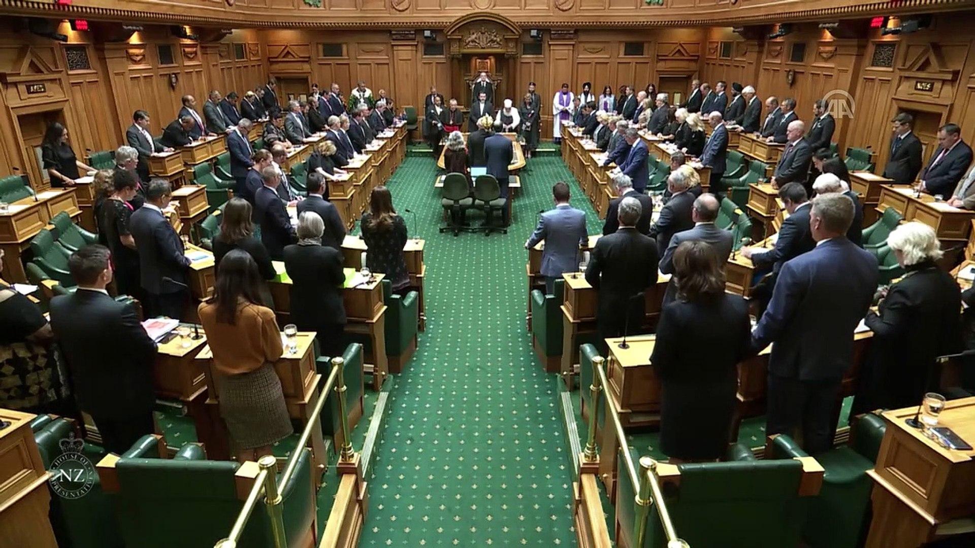 Парламент в новом свете. Молятся в парламенте.