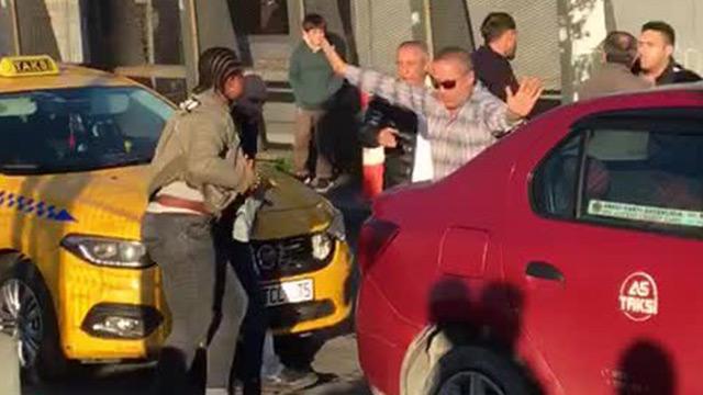 İstanbul'da, Nijeryalı kadın taksiciyi yumrukladı