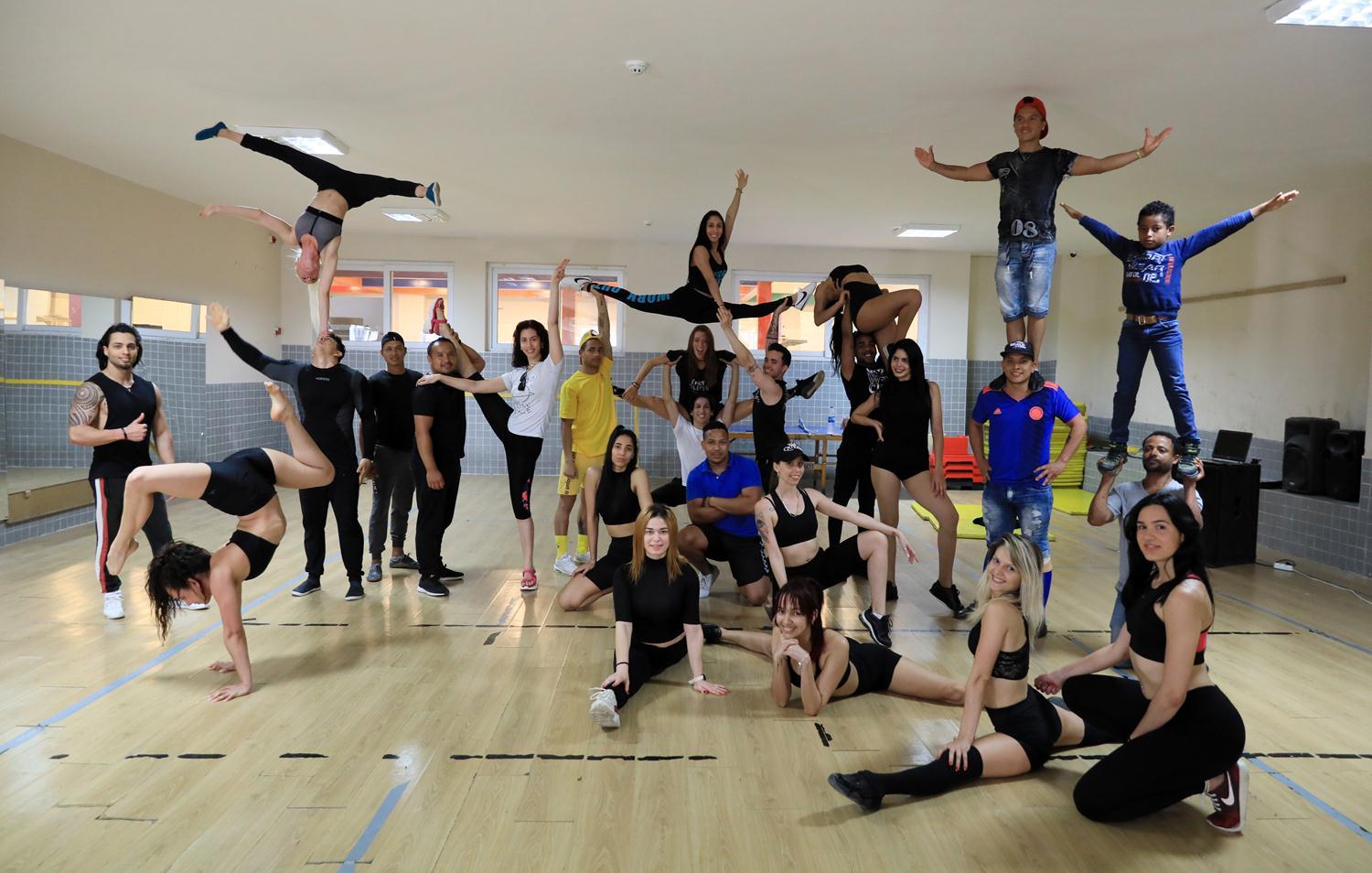 Ülkelerine dönemeyen 45 akrobat ve dansçı Antalya'da form tutuyor