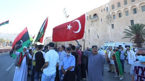 Sisi'ye karşı Libya ve Türk bayraklı gösteri