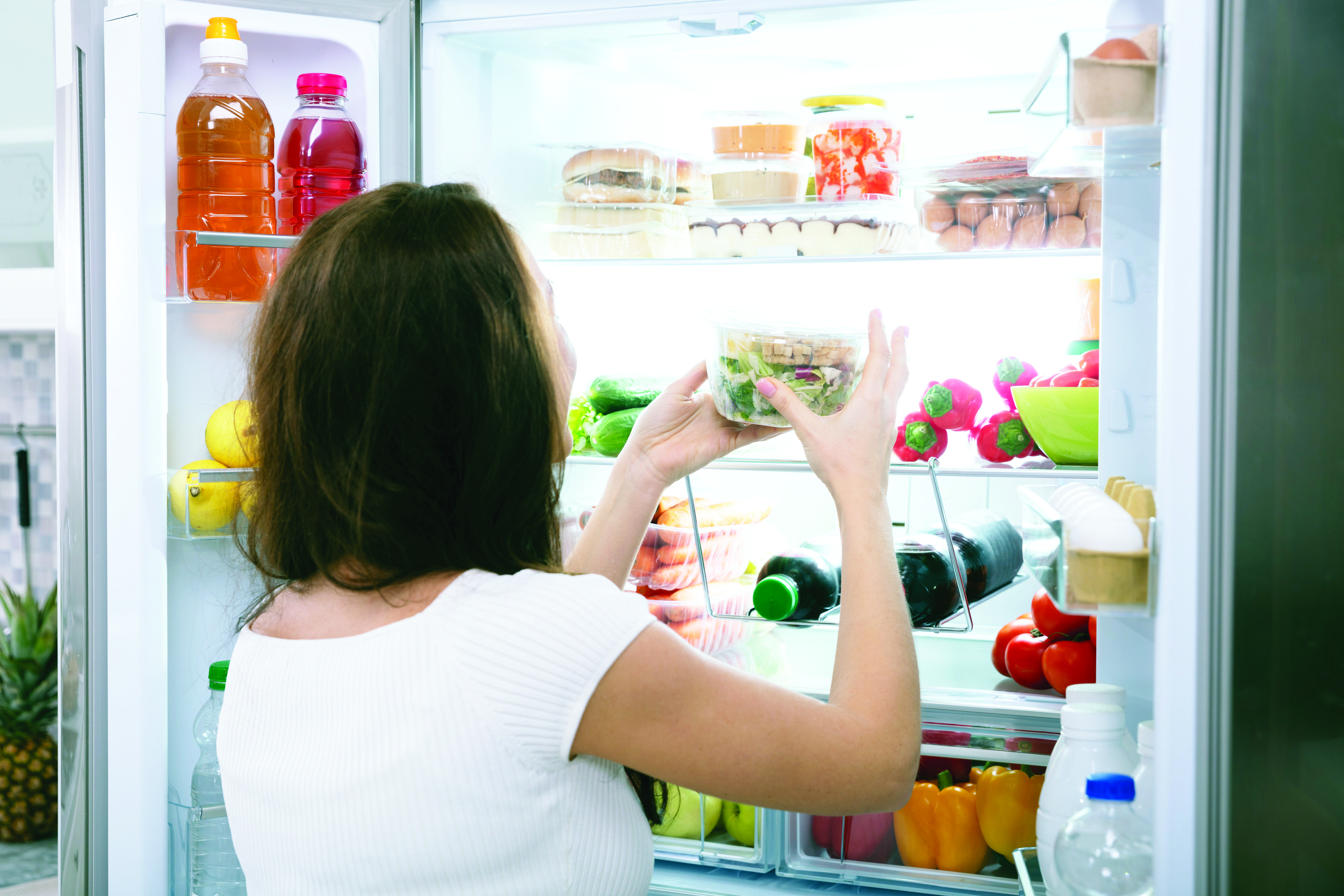 Почему в домашние холодильники. Холодильник с продуктами. Холодильник с едой. Открытый холодильник с продуктами на кухне. Холодильник с полезной едой.