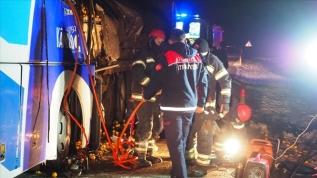 Denizli'de yolcu otobüsünün tıra çarpması sonucu 1 kişi öldü, 21 kişi yaralandı
