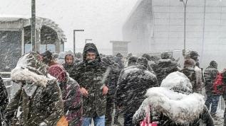 İstanbul'u kar fırtınası vurdu: Mesai saatleri değişti, uçuşlar durdu