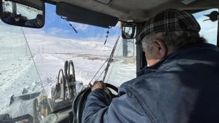 Karlı yolların kahramanı: 20 yıldır dağlarda ulaşımı sağlıyor