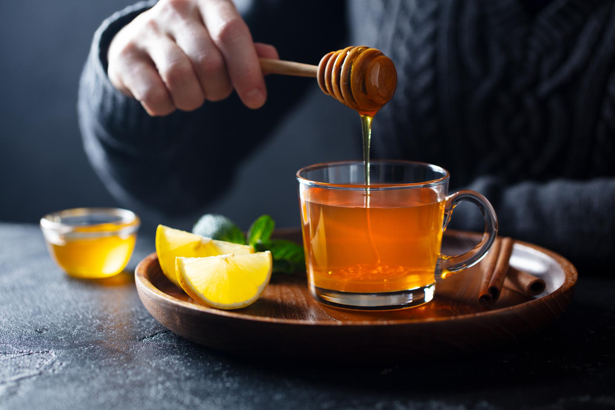 Попил чай с медом. Горячий чай. Чай с лимоном. Чай с лимоном и медом. Чашка с чаем.