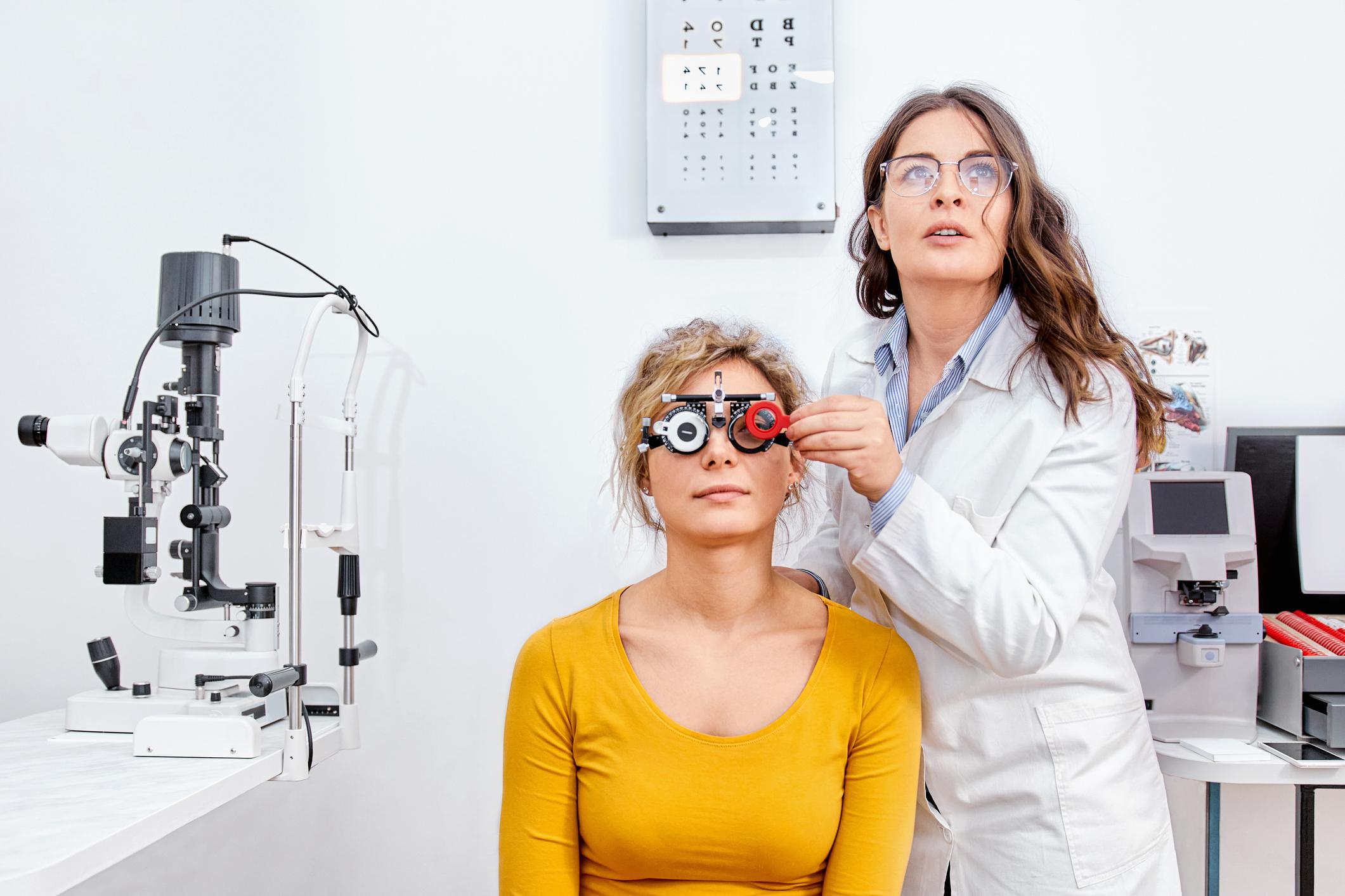 Проверить зрение клиника. Офтальмолог фотосток. Очки для проверки зрения пожилым. Зрение медсестра. Девушка проверка зрения.