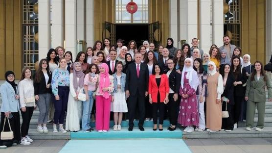 Başkan Erdoğan, Novi Pazar Türk Kültür Merkezi öğrencilerini ağırladı