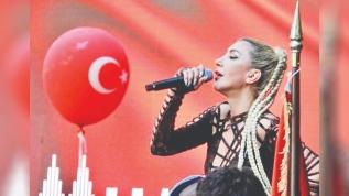 'Türk Günü Yürüyüşü'nde konser verdi