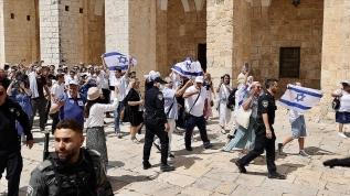 Fanatik Yahudiler Mescid-i Aksa'da İsrail bayrağı açtı