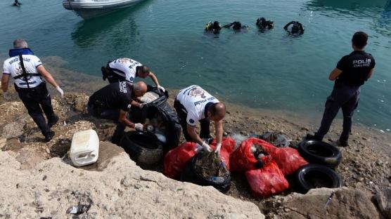 Su altı polisleri Seyhan Gölü'nde çöp topladı
