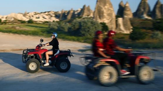 Kapadokya'da gün batımında ATV safari