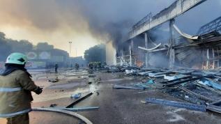 Zelenskiy: Rusya Kremençuk'taki bir alışveriş merkezini vurdu