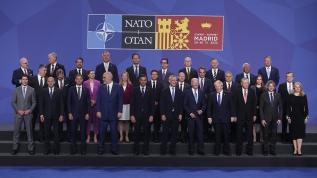 NATO Zirvesi'nde liderler aile fotoğrafı çektirdi!