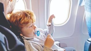 Bebekler uçakta hava basıncına karşı emzikle uçmalı