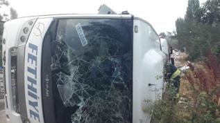 Antalya'da midibüs devrildi: 19 yaralı