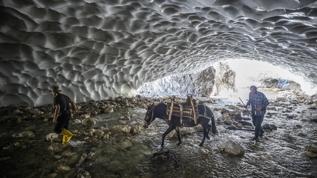 Kar tünellerinin gönüllü rehberi
