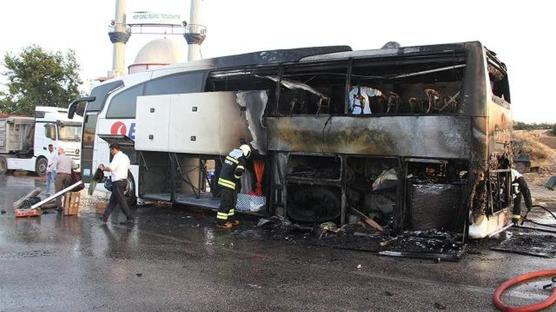 Manisa'da seyreden yolcu otobüsü alev aldı