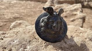 Perre Antik Kenti'ndeki kazılarda 1800 yıllık askeri madalya bulundu