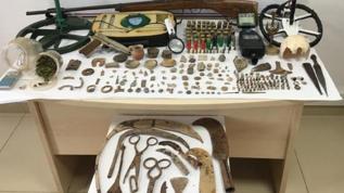 Ankara'da bir evde tarihi eser niteliğinde eşyalar ve uyuşturucu ele geçirildi