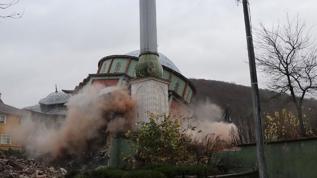 Düzce'de depremde hasar gören Sarıdere Köyü Camisi yıkılıyor