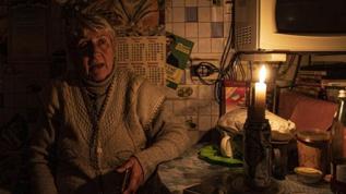 Ukrayna'da halk mumla aydınlanıyor