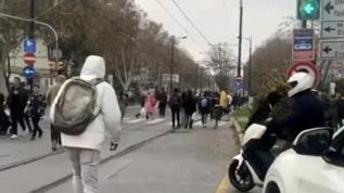 Kabataş-Bağcılar tramvay hattında raydaki parça yerinden çıktı