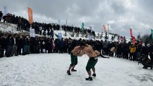 Güreşçiler soğukta mücadele etti! Kar yağışı altında festival