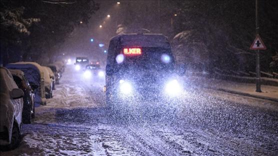 Ankara'da kar yağışı etkisini artırdı