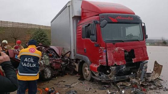 Bursa'da otomobil kamyona çarptı: 5 ölü