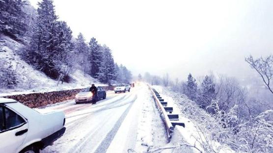 Kar yağışı Bursa'da ulaşımı olumsuz etkiliyor
