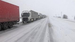 Tunceli-Erzincan kara yolu zincirsiz tır geçişine kapatıldı