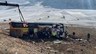 Afyonkarahisar'da yolcu otobüsü devrildi! Çok sayıda ölü ve yaralı var