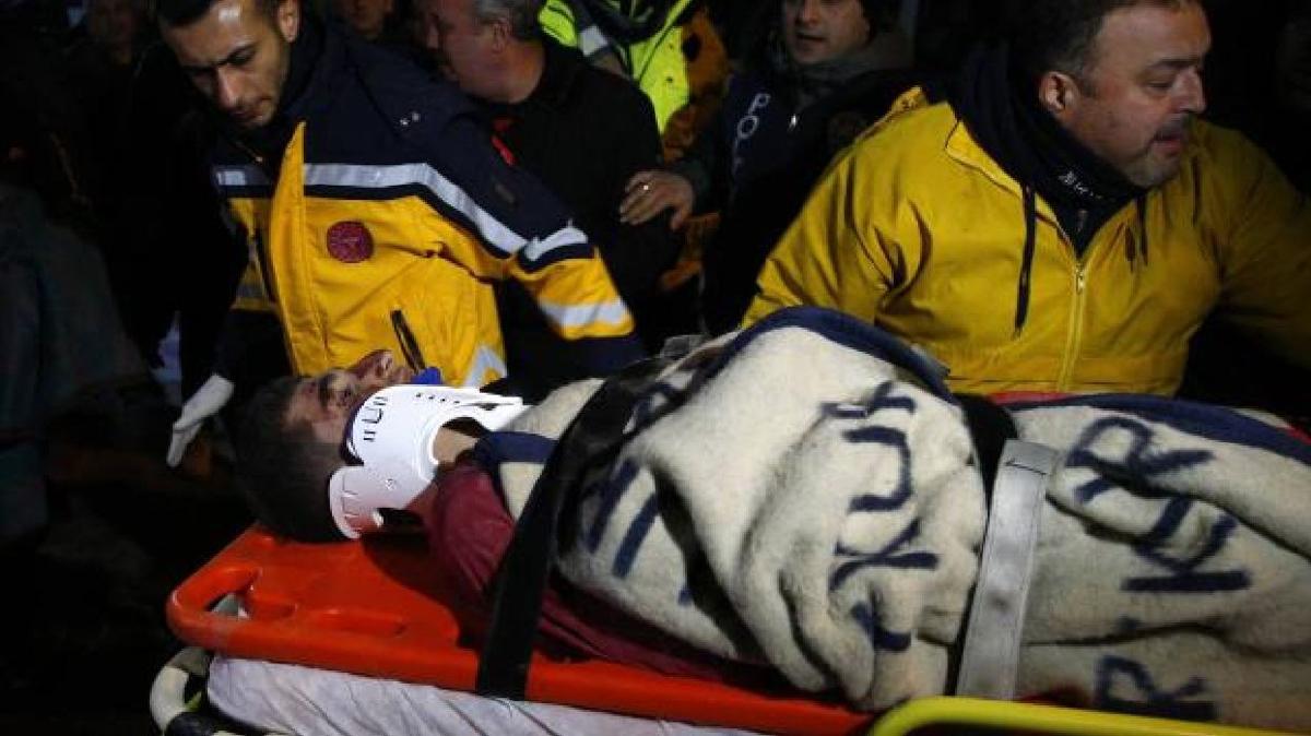 Malatya'da enkazdan yaklaşık 17 saat sonra 5 kişi kurtarıldı